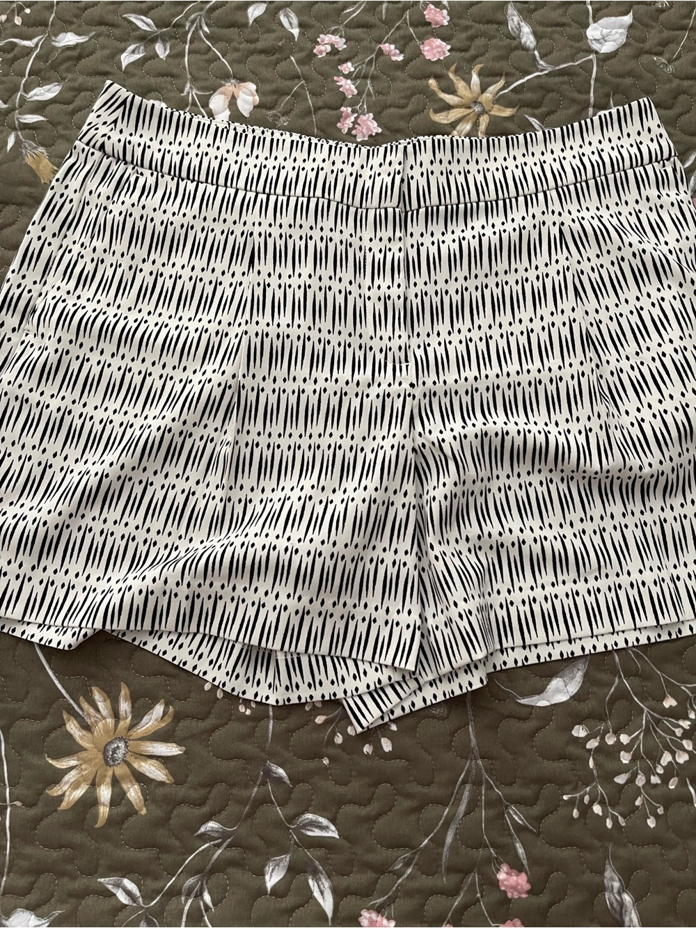 LOFT White High-Rise Jeans and white with black detail shorts. - Picture 5 of 7